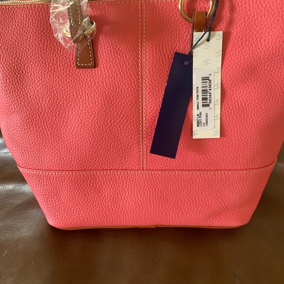 Dooney and Bourke small Tobi tote in light pink - Picture 2 of 4